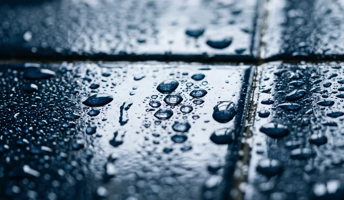 Wassertropfen auf dunkelblauen Fliesen