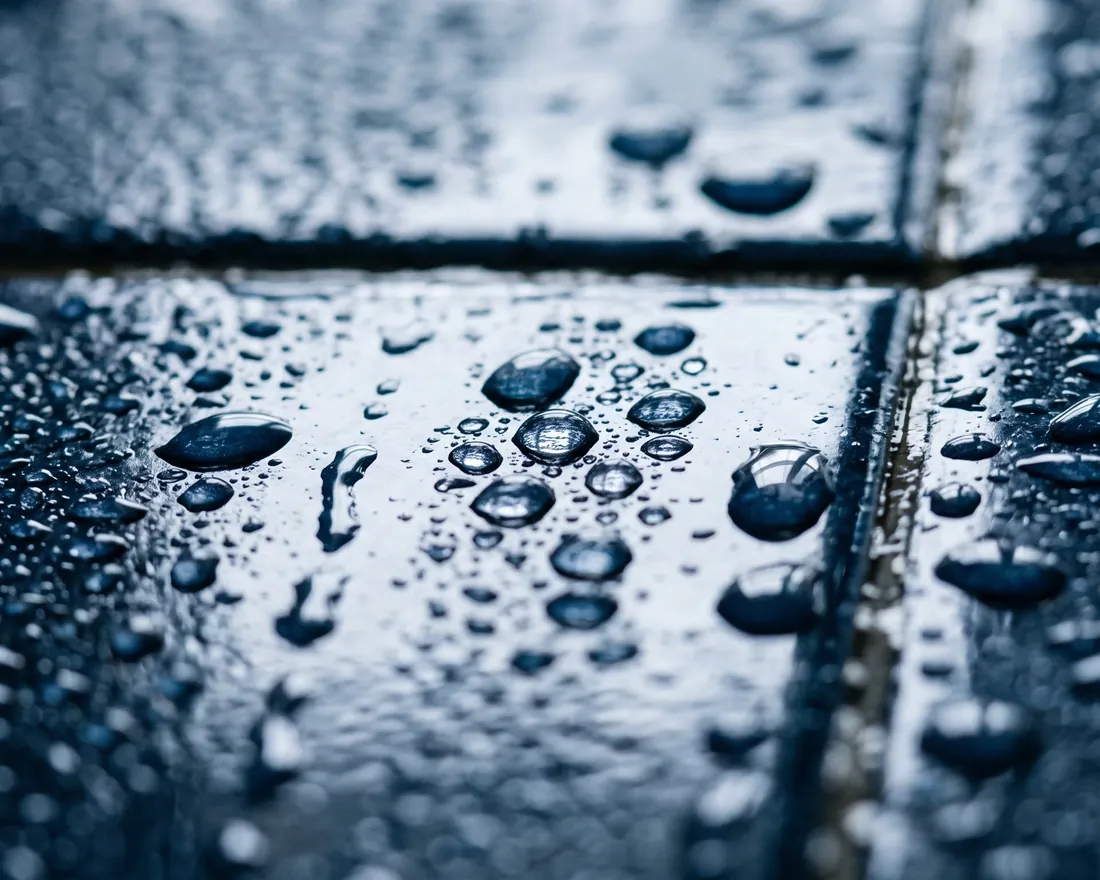 Wassertropfen auf dunkelblauen Fliesen
