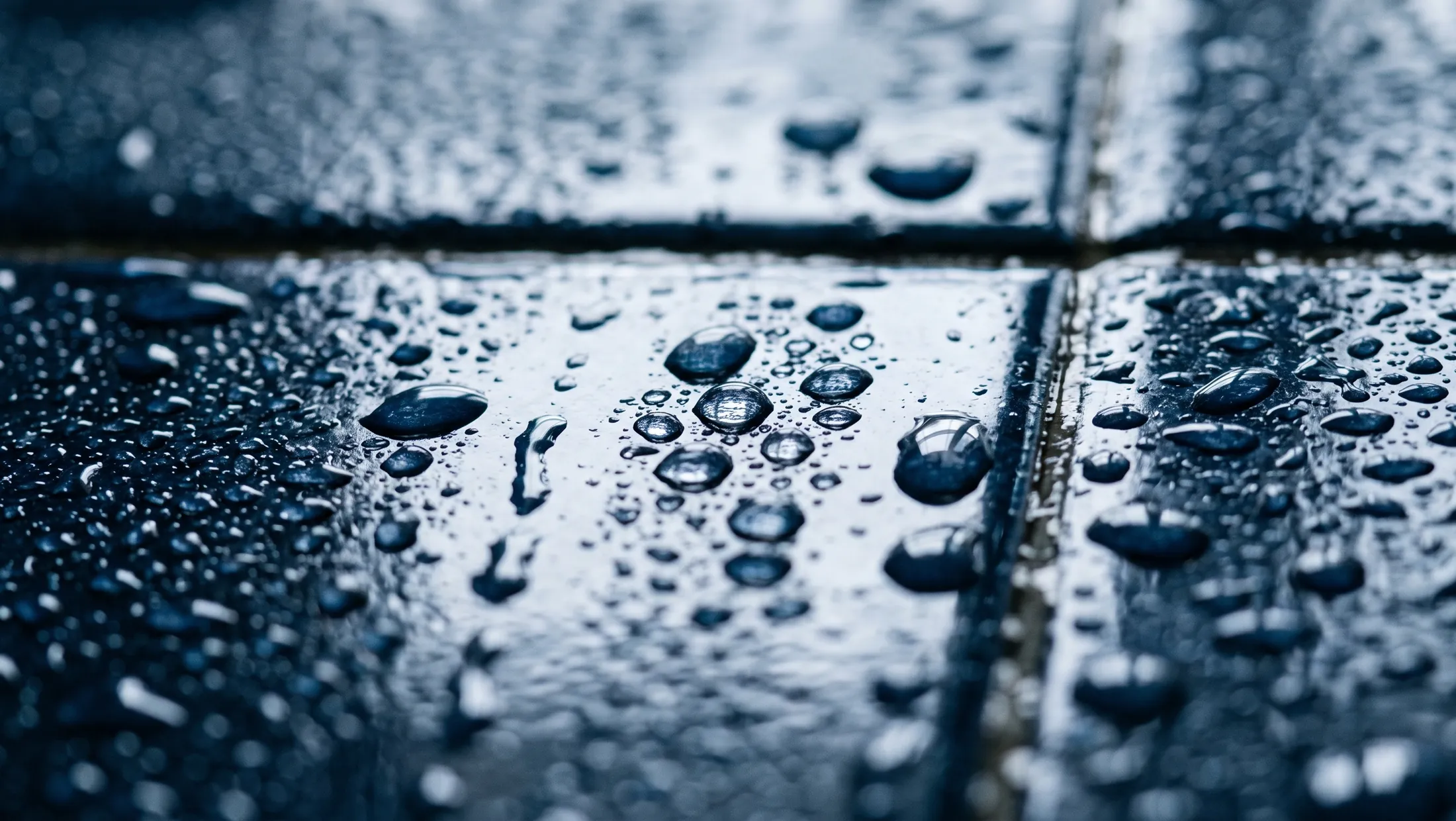 Wassertropfen auf dunkelblauen Fliesen