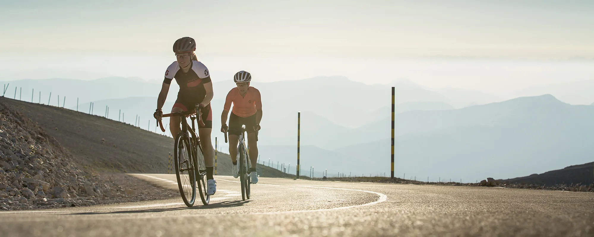 Zwei Rennradfahrer auf einer Bergstraße
