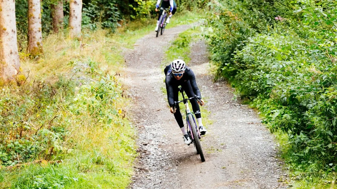 Zwei Gravelbikes auf einem Schotterweg