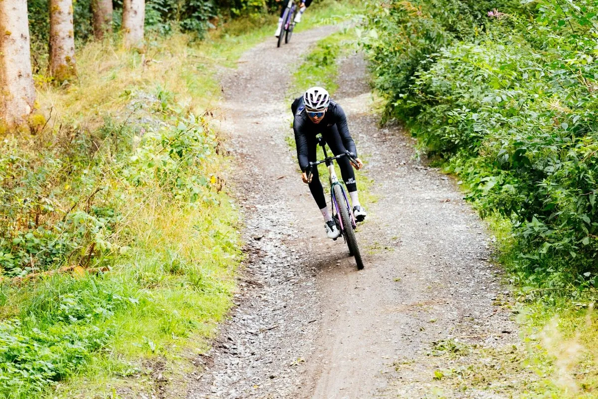 Zwei Gravelbikes auf einem Schotterweg im Wald – passende Szene für Gravel-Touren rund um Forchheim