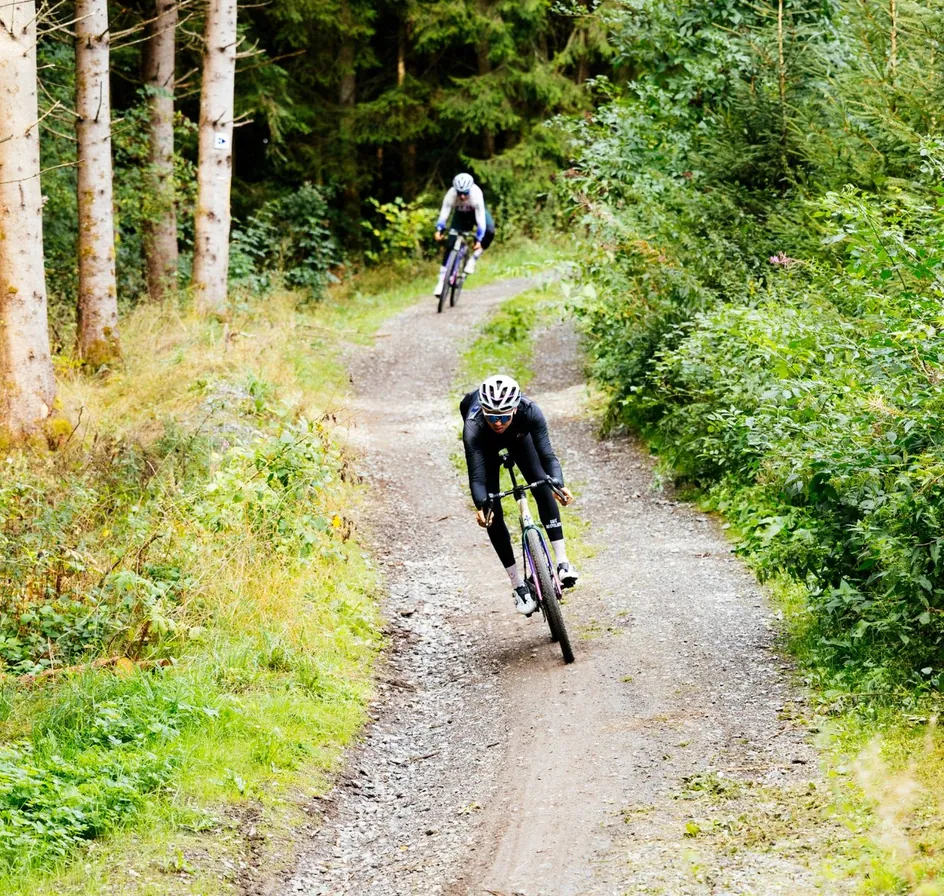 Zwei Gravelbikes auf einem Schotterweg bei Forchheim