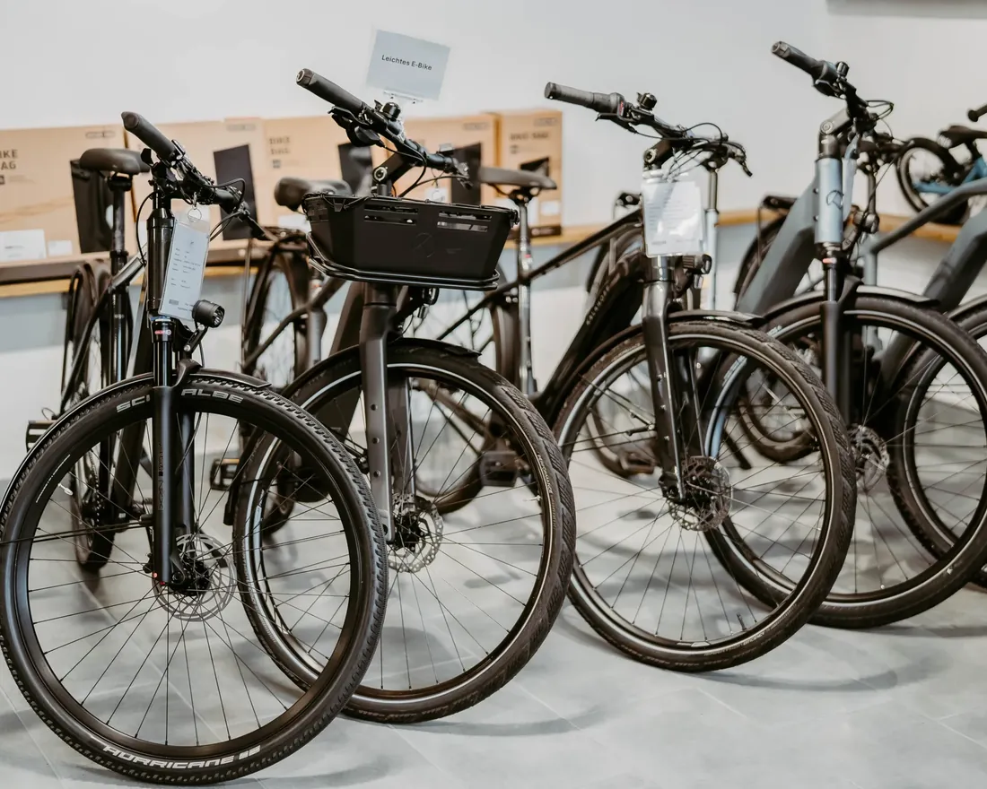 E-Bikes in einer Reihe im Laden