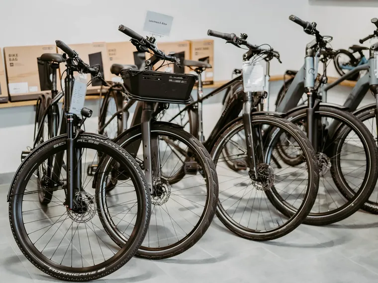 E-Bikes in einer Reihe im Laden