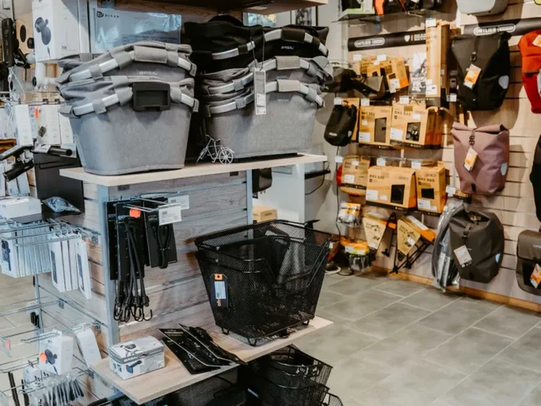 Körbe, Taschen und Zubehör im Laden