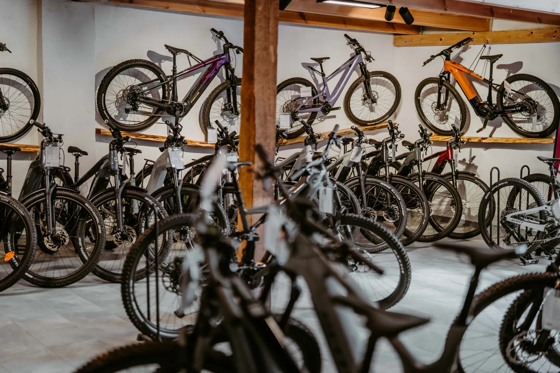 Verkaufsfläche von Fahrrad Heilmann mit Mountainbikes und E-Bikes