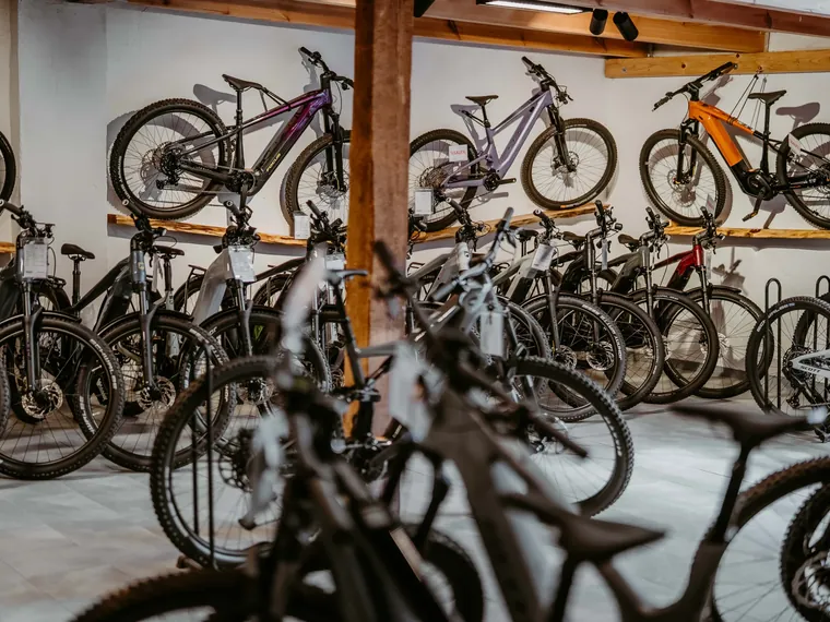 Mountainbikes in der Verkaufsfläche