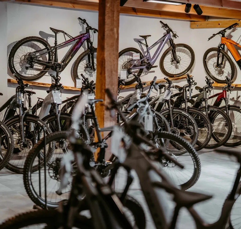 Mountainbikes in der Verkaufshalle