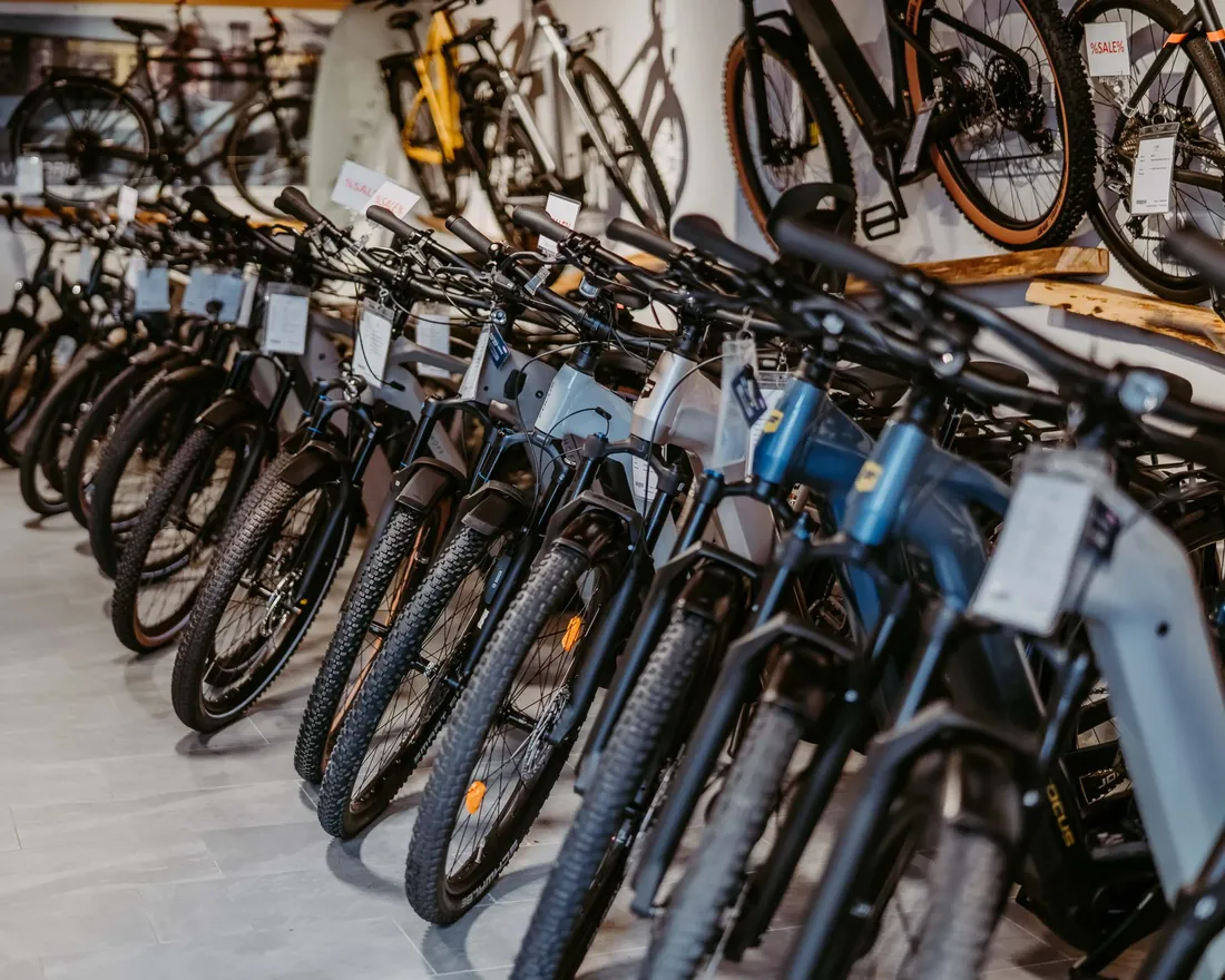 Trekkingräder und E-Bikes in einer Reihe im Laden